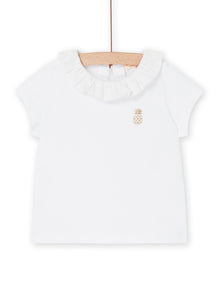  White short-sleeved t-shirt