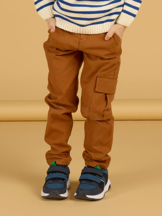 Brown pants with a side pocket
